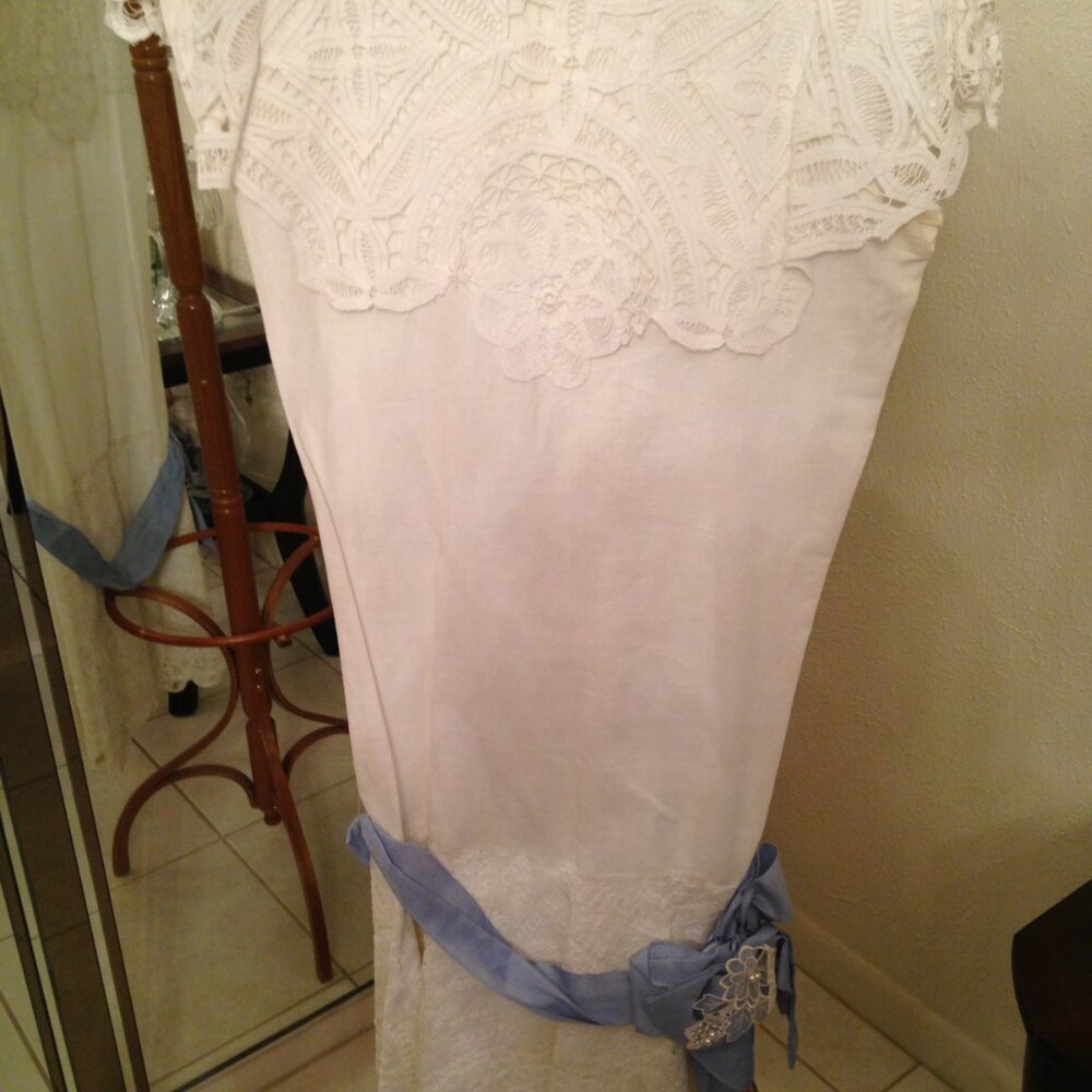 WHITE DRESS - Picture 2 of 7